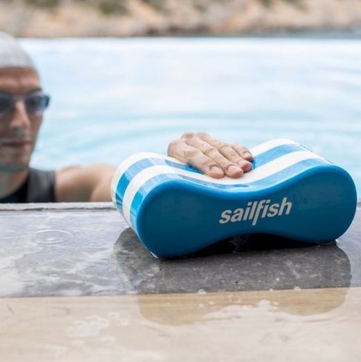 Pull buoys, tablas y elementos de entrenamiento.