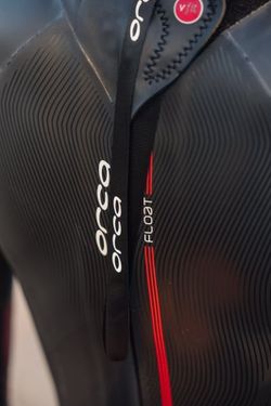 Orca Neopreno Athlex Float V2 para mujer Color Negro Rojo