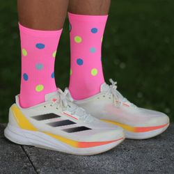 Pimiento Negro Calcetín running caña alta AMOR OBSOLETO color Rosa flúor