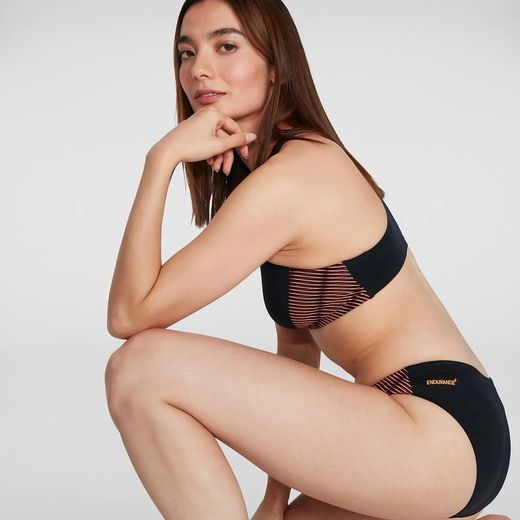 Speedo bikini de entrenamiento para natación negro combinado con naranja y magenta.